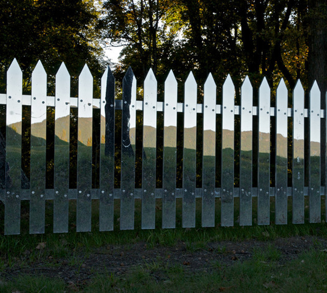 steffy-beff:  urhajos:  Mirrored Fencing  Imagine your pet out in the yard with these