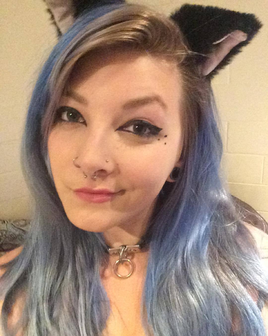 slinkysauda:  Cute and kitteny. Off to party with all my favorite kittens and puppies.