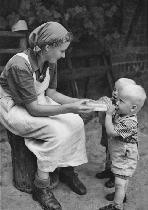 Klaus and Peter are drinking their milk. Photo: Hans Retzlaff