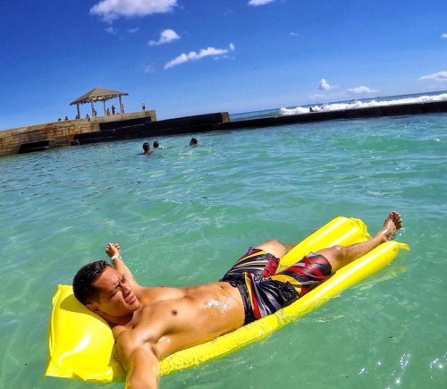 dem-kane-tho:i would love to see this braddah at the beach. 