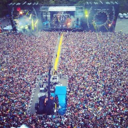 peace-love-unity-respectt:  dat crowd doe