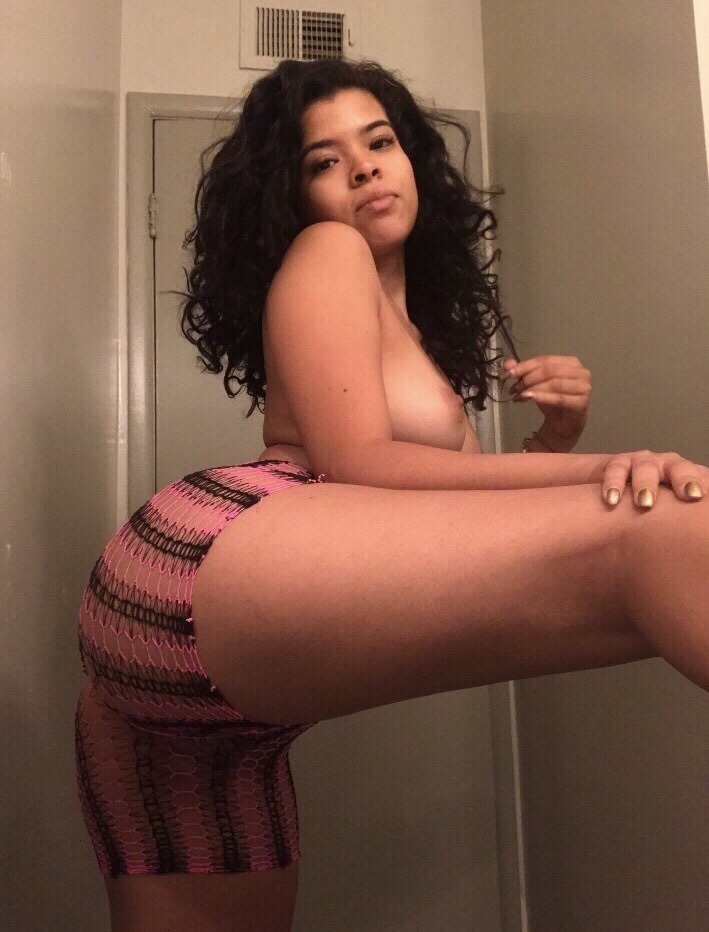 pussyconnoisseur6996:  Sexy Lil Thang 😉