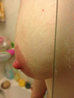 kieranm105:  kieranm105:  Peeping round the shower screen :)  Who’d have a suck on this?