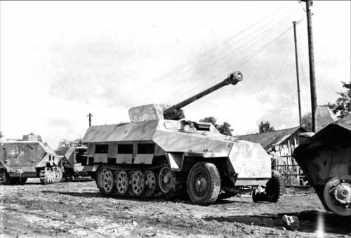 22nd modification “ Hanomag ”(Sd.Kfz.251/22) with installed 75 mm Pak-40 anti-tank gun.