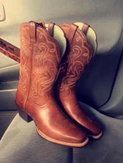 icouldfallinlove:  Nothing like a fresh pair of cowboy boots.😍✨