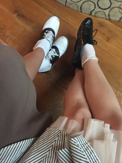 on-her-knees-to-please:  Sometimes you gotta be a 50’s housewife because you gotta. With @cuir–et–dentelle.