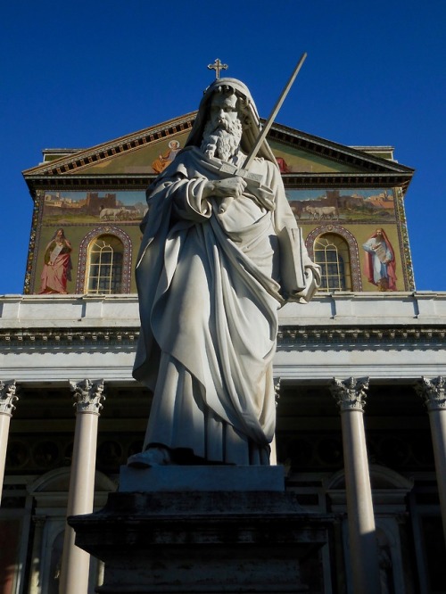 Statua di San Paolo davanti a Basilica Papale San Paolo Fuori le Mura, Ostiense, Roma, 2019.