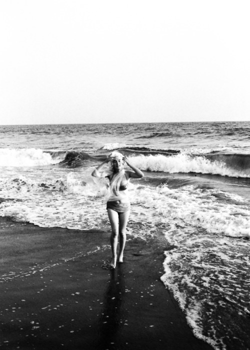ourmarilynmonroe:  “Marilyn told me she loved the beach, when I suggested we take a series of photographs at the Santa Monica beach, she was thrilled.” - George Barris