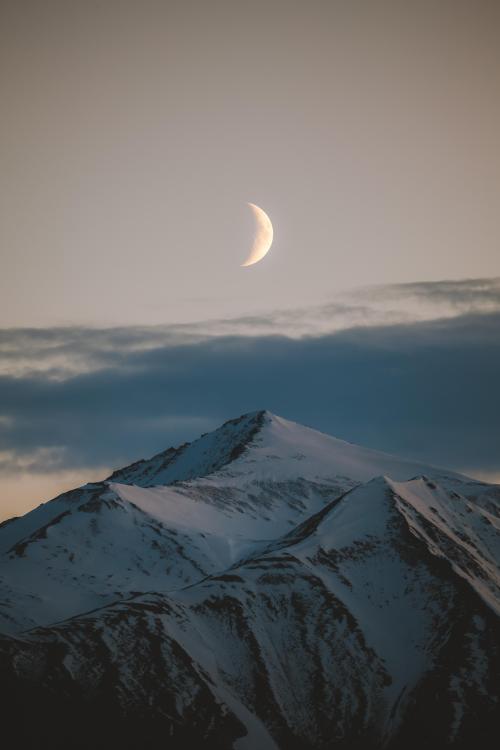 oneshotolive:  Moonrise in northern Alaska [oc] [3744 x 5616] 📷: johnwingfield 