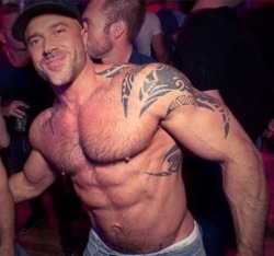 ultimate-men:  OMG, how hot is @singbolton or vancouverscott on Instagram. blog &gt; companion blog &gt; twitter