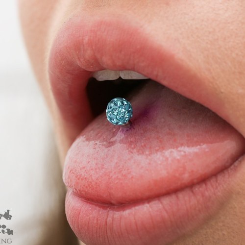 royalskinberlin:Zungenpiercing mit einem Multi-Kristall Kugel von @swarovski. Frisch gestochen im Ro