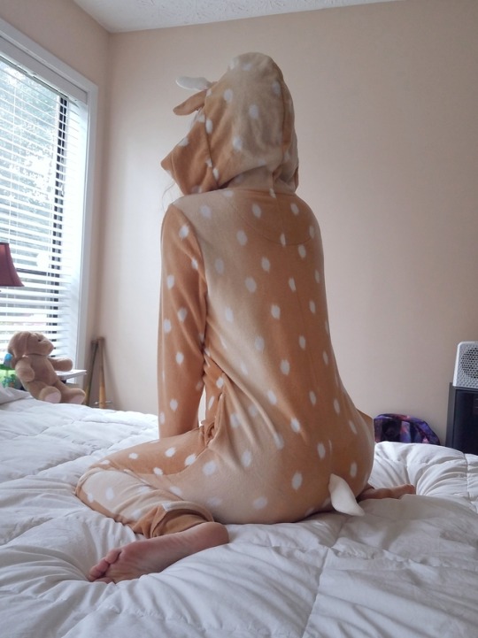 naughty-fawn:  Daddy bought the PERFECT onesie for me, I feel so so cute!! truly living up to my username ♡