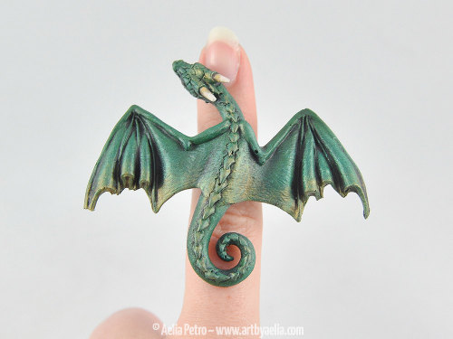 pearsnose: sweetheart-sona:  graphicallyill:  myresin:  sosuperawesome:  Dragon necklaces, bracelets
