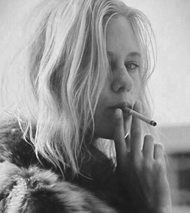 smoking-in-a-dark-paradise:  