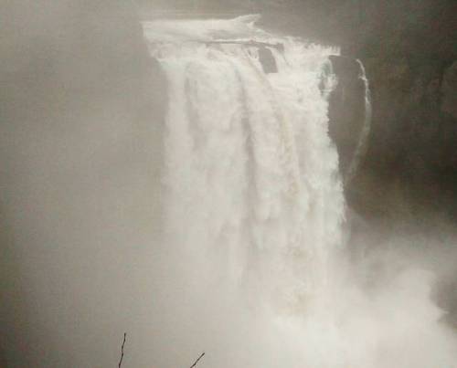 Worth the detour to see this. #washington #waterfall #snoqualmiefalls (at Snoqualmie Falls)