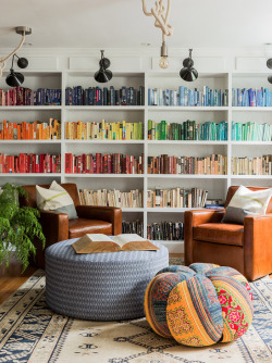 the-design-nerd:  Perfectly color-coded bookshelf in an eclectic family room by Hudson Interior Design 