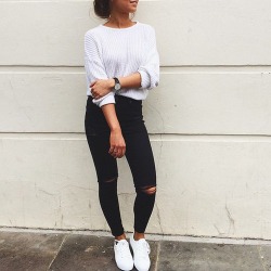 thechic-fashionista:  Top » Ripped jeans »  