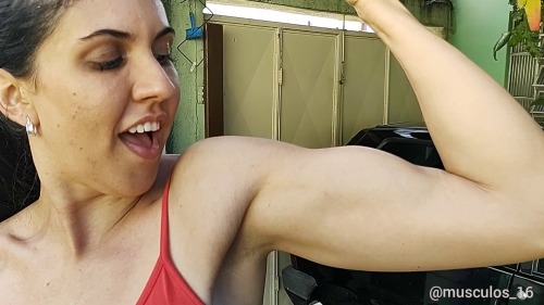 Strong woman lifting caronlyfans.com/muscular_goddess16