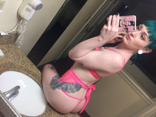 cdlittler:  pillarsofvotary:  Naomi Marie Skye++++  Yummy 