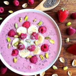 veggieomnom:  Frozen banana, strawberry, unsweetened soymilk, and raw protein powder smoothie bowl 