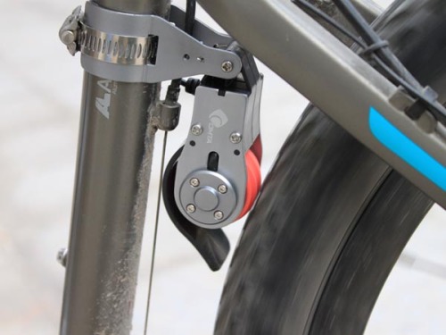 f9dtkfm:Bike Dynamo Charger レトロな感じが逆によいな