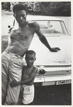 adeshua:  Bruce Davidson, Man and Child Leaning on Car, Tennessee, 1962