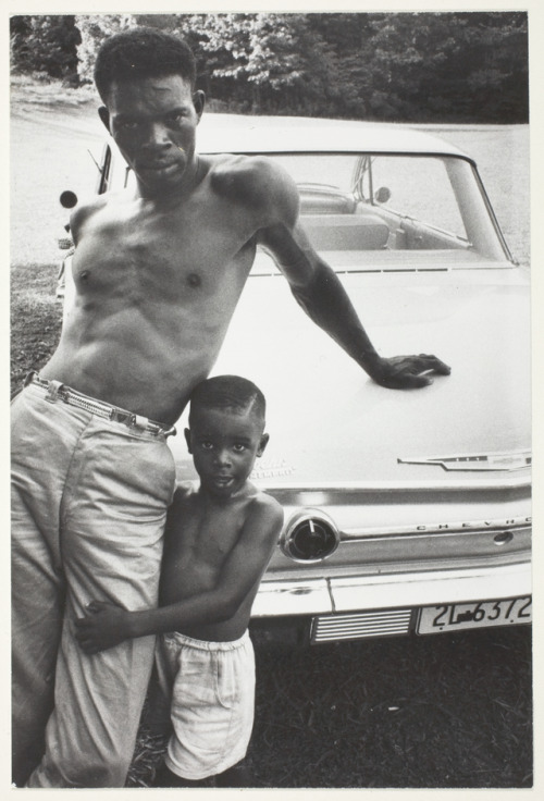 adeshua:Bruce Davidson, Man and Child Leaning on Car, Tennessee, 1962