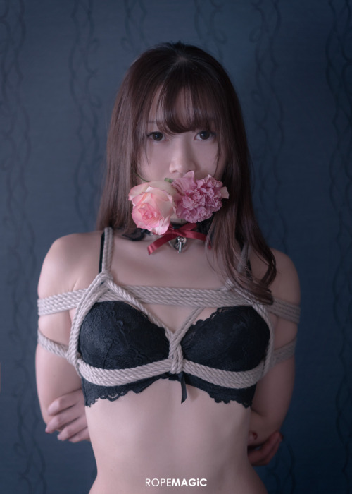 Digital Photo Album &ldquo;Bouquet&quot;  model: Momoko photo&amp;rope: Reiji Suzuki  If you want to buy my works from outside of Japan, CLICK below.https://www.ropemagic.net/store-e/ https://ropemagic.booth.pm/items/1970031