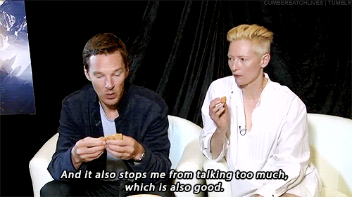 cumberbatchlives:Benedict and Tilda trying chinese food during a interview (x)