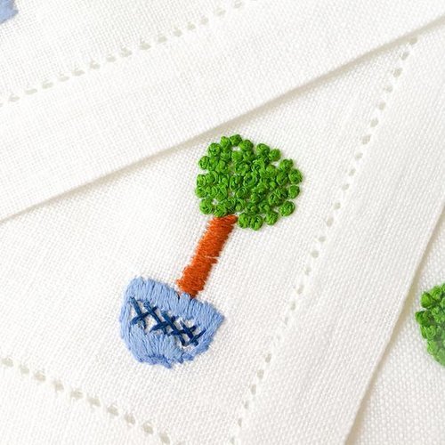 Posted : tinamotta.tumblr.comFonte : The Monogrammed Home -  Hibiscus Linens Hand Embroidered Cockta