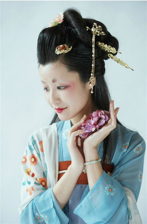 haplocke:  fuckyeahchinesefashion:  Hanfu(traditional han chinese clothing) photography. 临溪摄影  Uuuuurrrrrrgggghhhhhhhhhhyeessssssssssssssssssss
