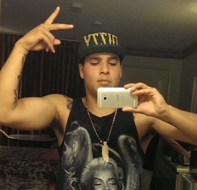 sextinguys:  collegeguykingdom:  Instagram trick…musical notes  He is such a stud!