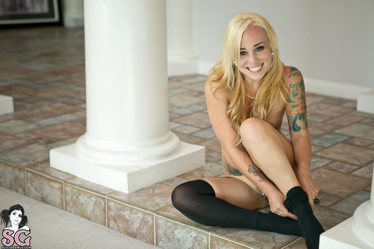beautifulgirlsmakemesuicidal:  Chrysis Suicide 