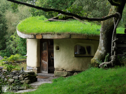 the-last-hair-bender:voiceofnature:The beautiful Cae Mabon in north Wales looks like a real fairytal