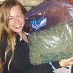 weedporndaily:  Say HIGH to @julia42ogoolia!