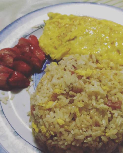 Morning happiness…

Breakfast cooked and served..

Hamlette with Hotdog and fried rice for the hungry… 

#food #foodgasm #morning #food#foodgasm#morning