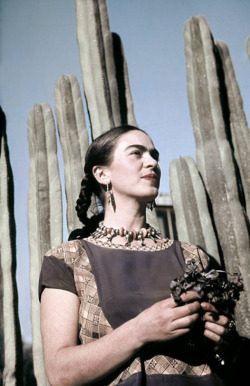 twixnmix:    Frida Kahlo at the her home and studio designed by architect Juan O'Gorman in the Colonia San Angel neighborhood of Mexico City, 1940.Photos by Ivan Dmitri