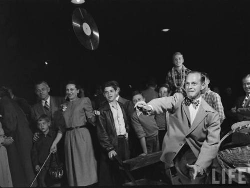 Record throwing a school carnival(George Skadding. 1947)