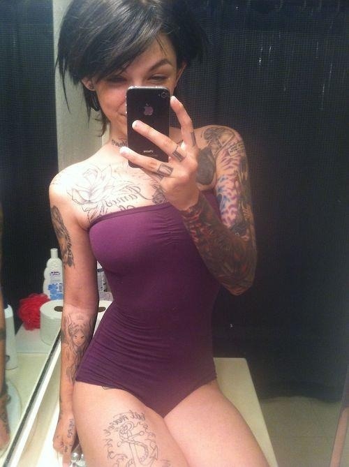 bi-tami:  Gorgeous Blog is you appreciate INK on women  Tami @ 14:33  Just Lovely   