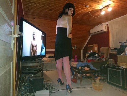 nadiatv:some new pictures, with another dress Very nice, sexy and sweet.  You would make a Dadd