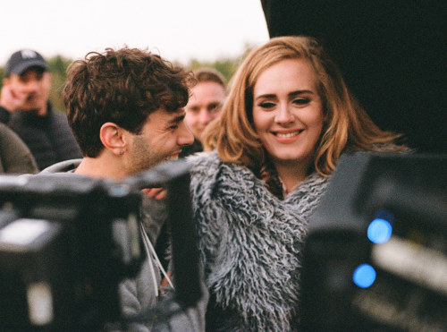 fortysixsunsets:  elizabethtudors:  adelesource:  “HELLO” - Behind the scenes    Loooooove this  😍😍😍😍😍
