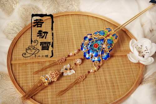 la-hermosa-china: 花间集-唯美华丽 in 若初雪的手工小铺 Traditional Chinese hairpin.