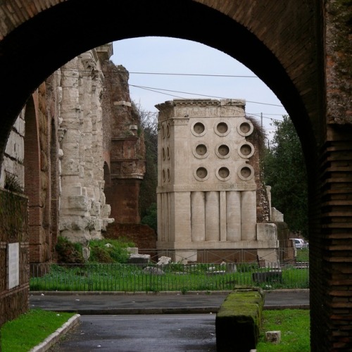 Tomba di Eurysaces (I secolo a.C.) visto attraverso l'arco di un acquedotto romano, Roma, 2009.While