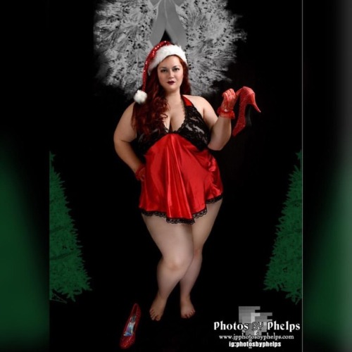 Last Christmas image. I hope eveyone was positive… happy and helpful model Kerry Stephens  @karielynn221979  #merrychristmas #pinup #sexy #eyecandy #mistletoe #covermodel #dmv #photosbyphelps #curves Photos By Phelps IG: @photosbyphelps I make