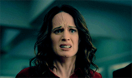 healthilyskeptical:jessicatrish:Nell saving her siblings.OK but the way she touches everyone is so i