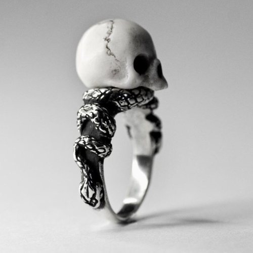 #macabregadgets SKULL & SERPENT RING | MACABREGADGETS.COM#fashionjewelry #skulljewelry #snakejew