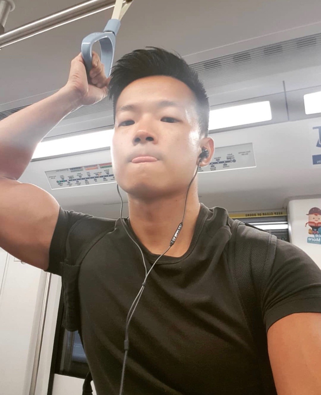 dudesinsg:  This is the only time I find a single eyelid guy cute af.