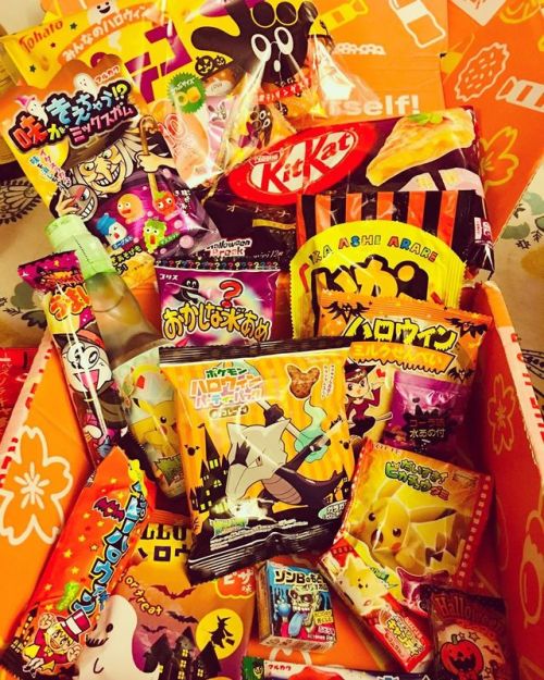 I felt like crap today, but happy to receive my October #tokyotreat box! Lots of Halloween goodies. 
