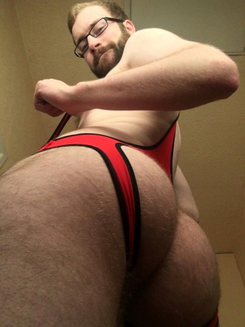 pizzaotter:  This thing is actually really snug, here’s the back.  Nice ass