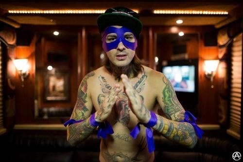 drowning-in-crazy-dreams:  foundinmyimagination:  Seriously why do people think Mike is an asshole?  95% of rock fans believe that rappers are assholes for some reason and i think that mikeywhiskeyhands idk thts why 